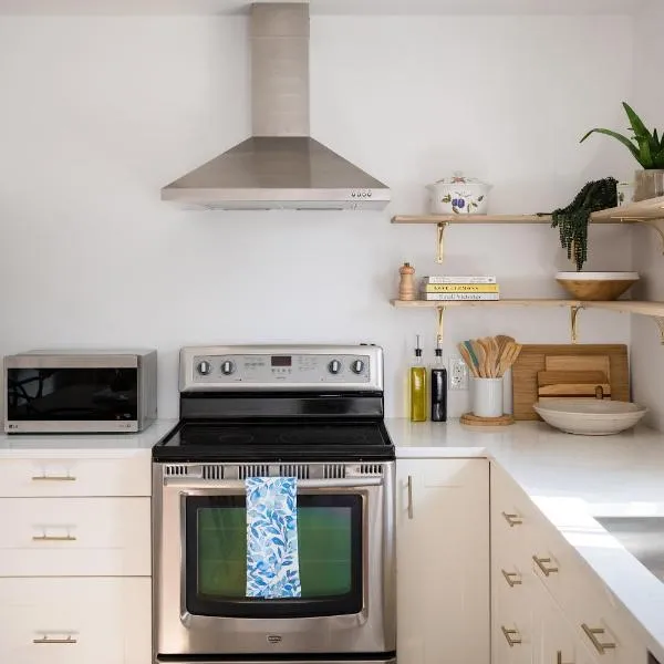 The Darcie House - cozy, pet-friendly home in PEC, hotel v destinaci Picton