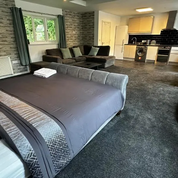 Peaceful LARGE Studio Flat Colchester, hotel v destinaci Colchester