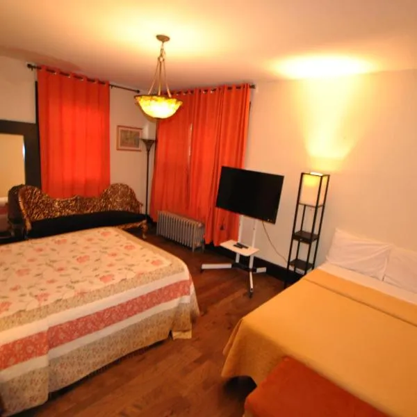 EWR AIRPORT Multilevel Guest House Room with 2-3 Beds, hotel in Newark