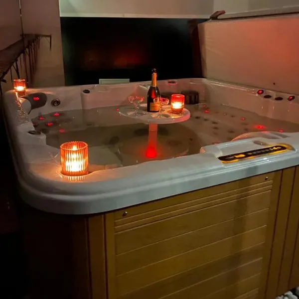 La Villa Audren Love Room Jacuzzi, hotell i Châtelaudren