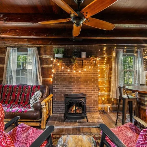 Boozy Bear Bungalow romantic cabin 5 mins 2 downtown with hot tub and fire pit、ガトリンバーグのホテル