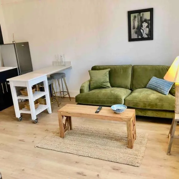 A perfectly located bright, modern ,Victorian flat, hotel in Royal Tunbridge Wells