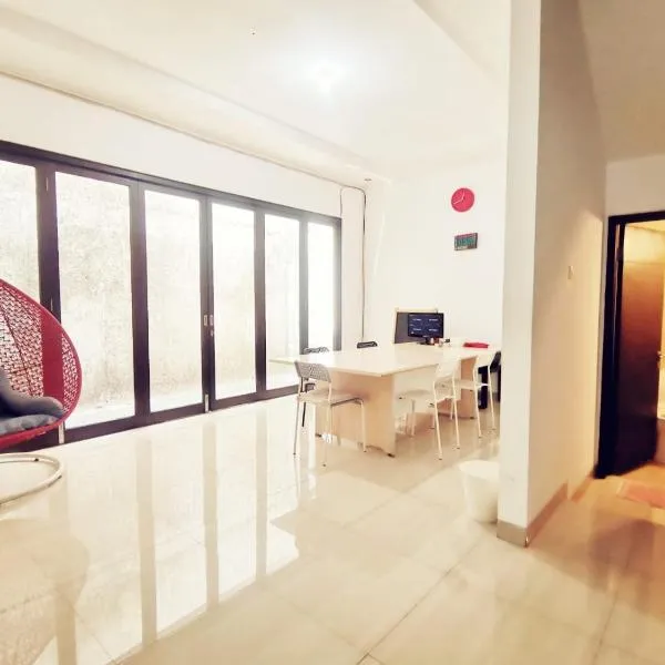 4-Bedroom Home in South Jakarta Nuansa Swadarma Residence by Le Ciel Hospitality, hotel v destinaci Jakarta