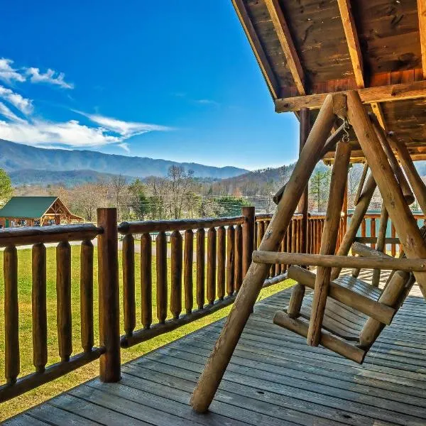 Spectacular MTNS Views with PRIVATE HOT TUB with Pool Table and Private Pond, hotel em Sevierville
