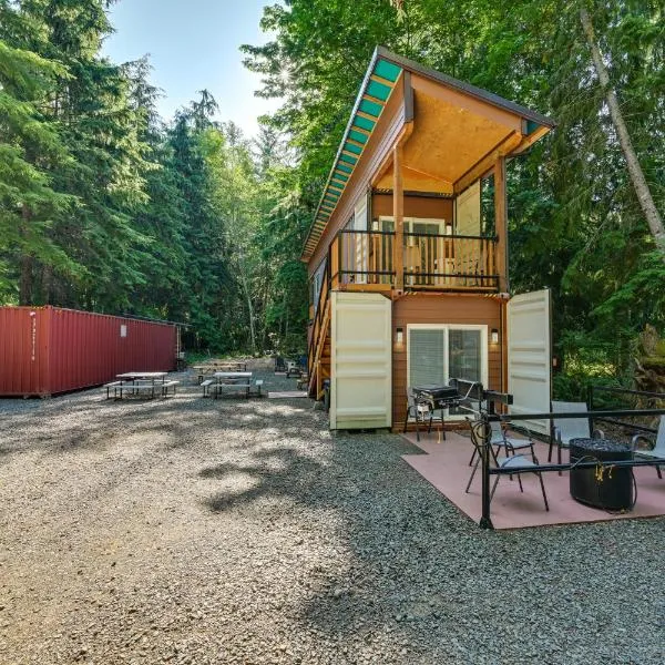 Unique Container Studio with Deck and Fire Pit!, hotel v destinaci Buckley