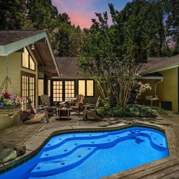 Bourbon Hollow Lodge with Hot Tub and Pool plus Game Room only 5 min to downtown, hotel v destinaci Gatlinburg