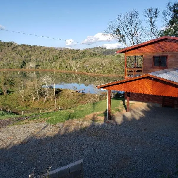 Casa rústica às margens do lago, hótel í Machadinho