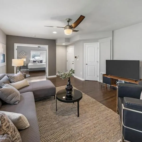 Comfortable 2BR Condo near City Center, hotel in Cincinnati