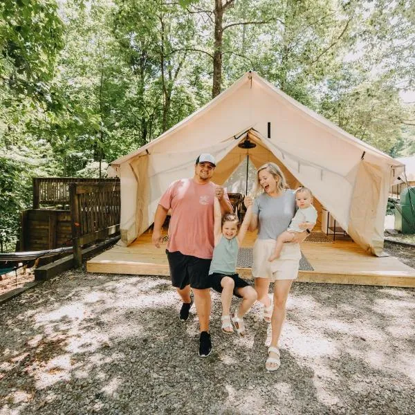 Timberline Glamping at Amicalola Falls, hotel in Marblehill