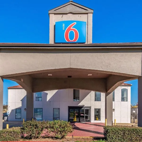 Motel 6-Ennis, TX、エニスのホテル