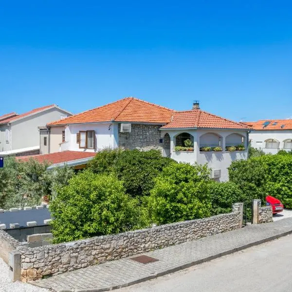 Apartments with parking space Mirca, Brac - 729、スペタルのホテル
