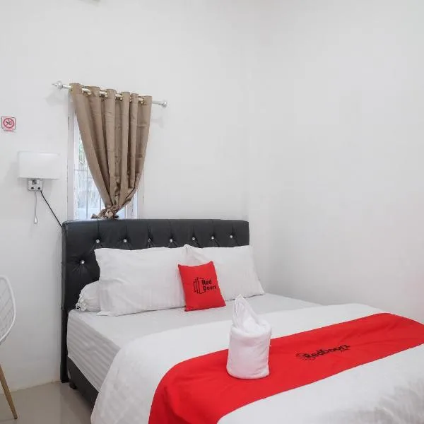 RedDoorz Plus At Lovina Inn Tonrangeng River Side, hotel in Parepare