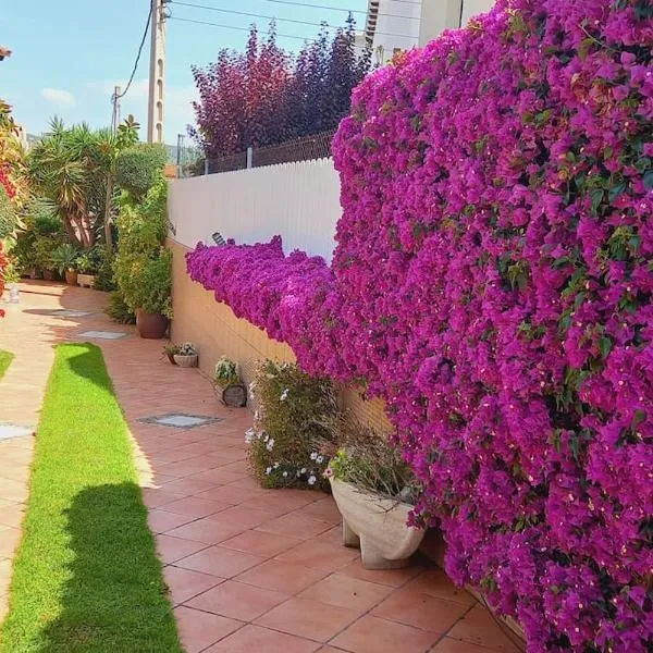 Casa con jardín en Roda de Bará, hotel a Roda de Berà