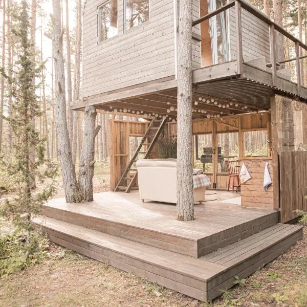 A cozy treehouse for two, hotel in Kavandi