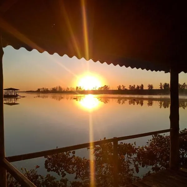 Rancho Rio Dourado, um paraíso!, hotel di Lins