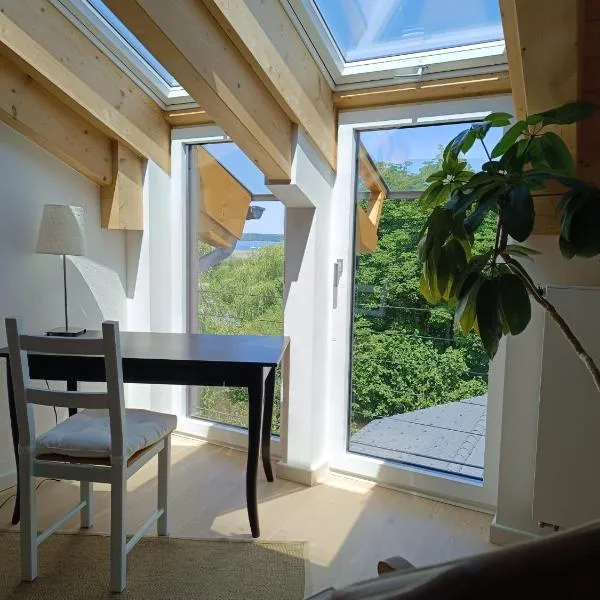 Apartment unterm Dach mit kleinem Seeblick, hotel v destinaci Münsing