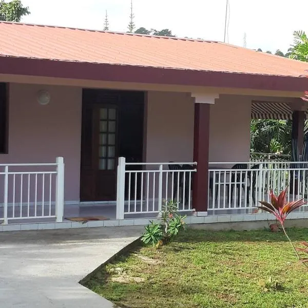 Le petit robert maison f3 plein pied: Le Robert şehrinde bir otel