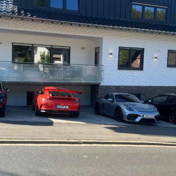 NRing Villa am Nürburgring: Adenau şehrinde bir otel