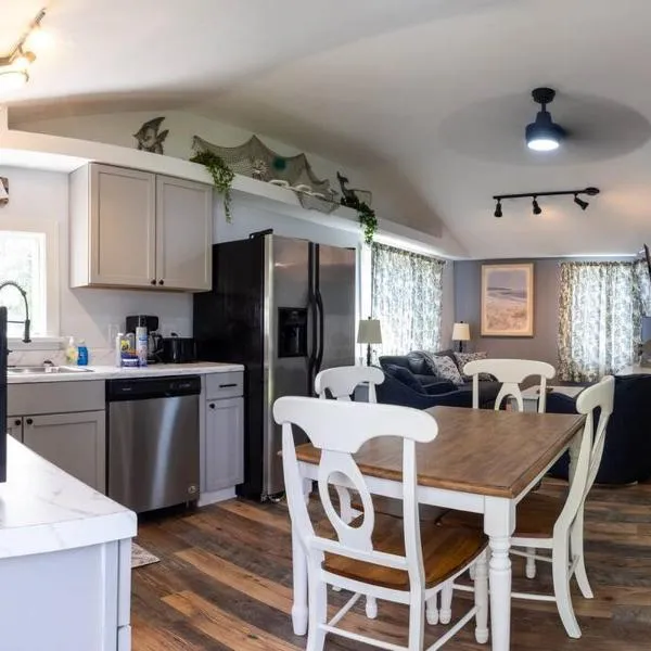 3 Bedroom Pool PlayArea CampFire Cozy Apt, hotel in Bar Harbor