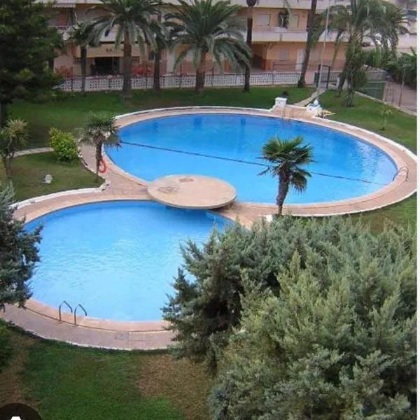 Acogedor apartamento en Daimús a 150 metros de la playa con parking privado y piscinas comunitarias, hotel v destinaci Daimuz