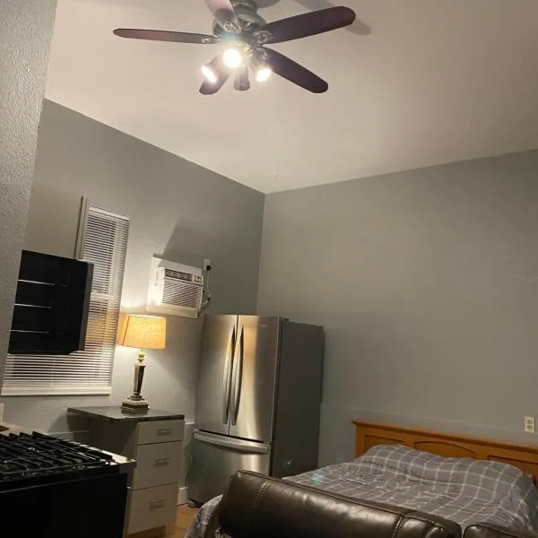 Studio near Garden of the Gods unit A - west studio, hotel in Colorado Springs