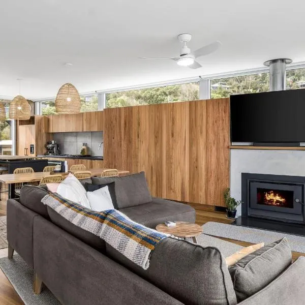 Six Degrees - beach across the road, hotel em Wye River