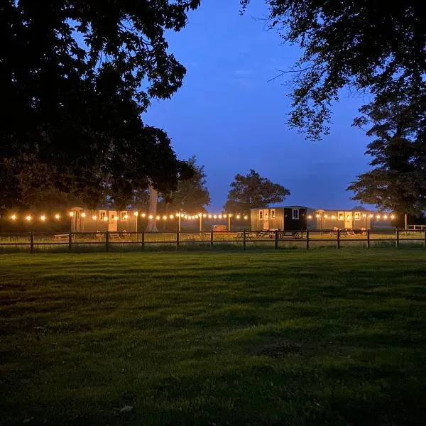 The Shepherds Huts & The Well Lodge at Ormesby Manor, hotel in Ormesby Saint Michael