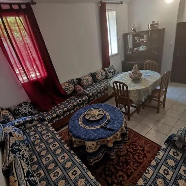 Superbe appartement rénové avec jardin calme, hotel in Buis-les-Baronnies