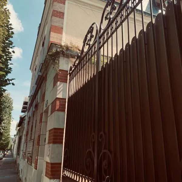MAISON 1903 FONTAINEBLEAU, 70kms de PARIS, Hotel in Fontainebleau