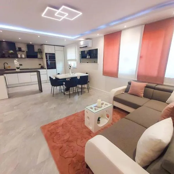 Luxury two-bedroom apartment by the sea U KaLu, hotel u gradu 'Postira'