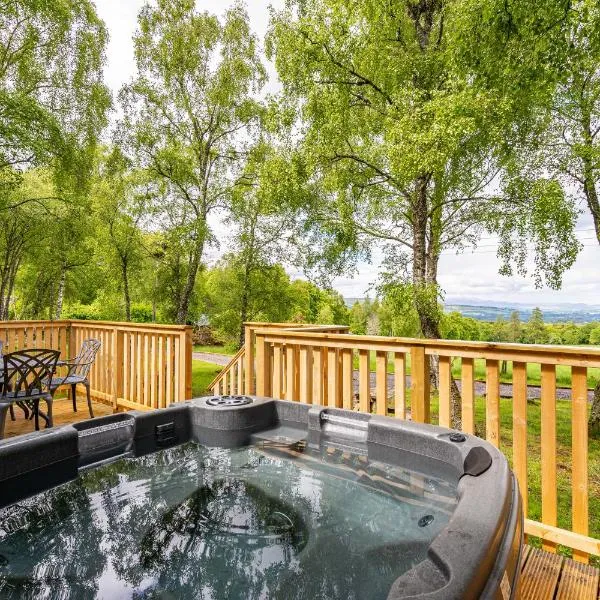 Bracken Lodge 15 with Hot Tub, hotel en Belladrum