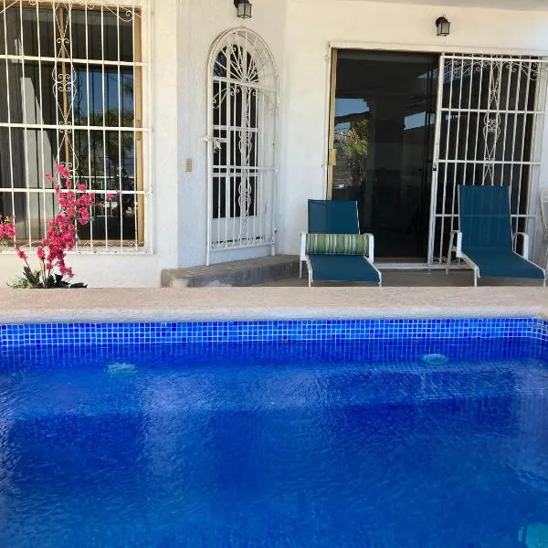Vista al mar y alberca privada en Sector Bahía، فندق في سان كارلوس