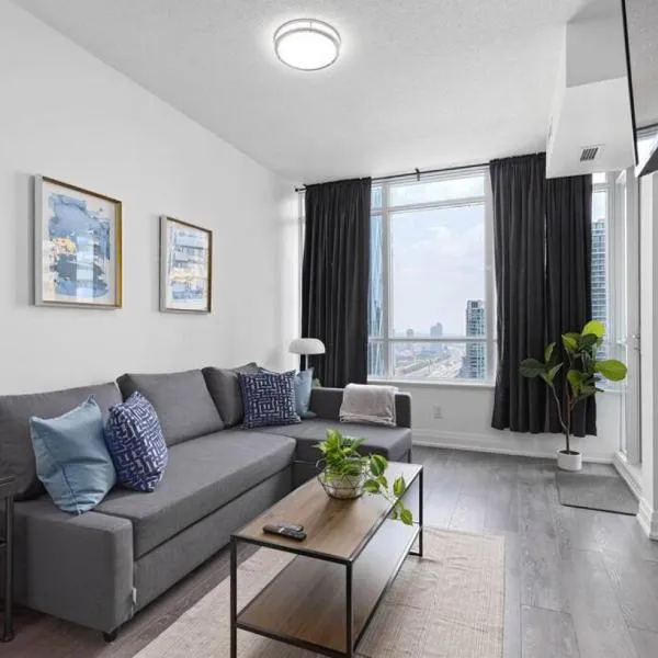 Lux 1 BR-Den DWTN Condo near CN Tower with Parking، فندق في تورونتو