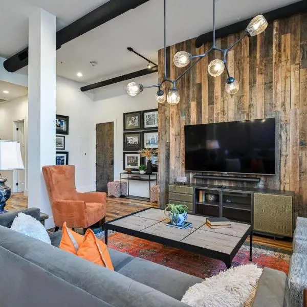 Impressive 2 bed 2 and a half bath City Center Condo with EV Charger, hotel in Asheville