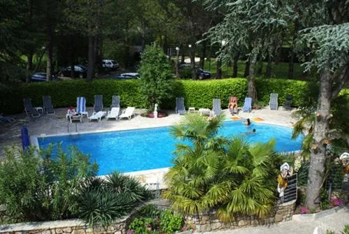 La Vieille Tour – hotel w mieście Salavas