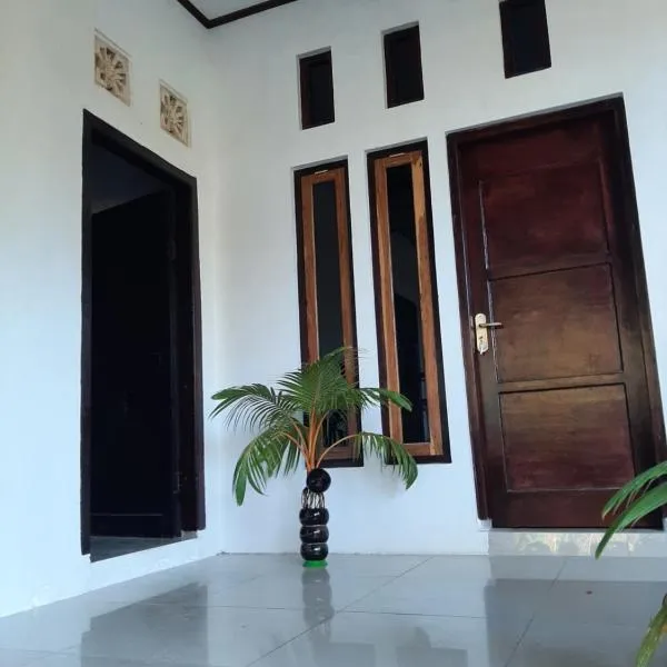 Riung Tiga Empat Tujuh Guesthouse, hotel in Boras