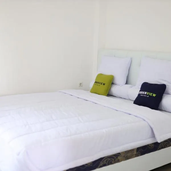 Urbanview Hotel Eropa Maros Near Sultan Hasanuddin Airport, hotel in Manda