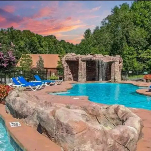 LUXURY 4BR Cabin in Gatlinburg with Views Hot Tub with Private Deck Game Room Most Popular Coffee Bar Perfect for Family Getaway Tennis Courts Infant Crib and Karaoke System, hotel en Gatlinburg