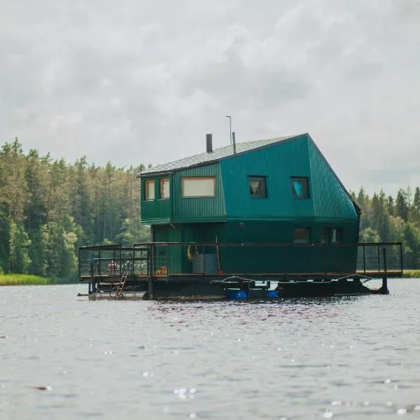 Floating guest house Musters, hotel v destinaci Paķules