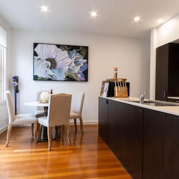 Eggie's Nest - Luxury City Apartment, hotel di Sydney
