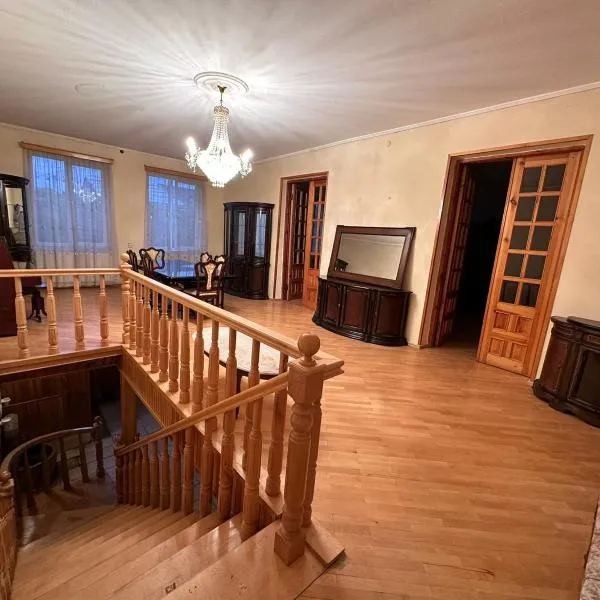 M&M Guest House – hotel w mieście Kʼvakhvreli