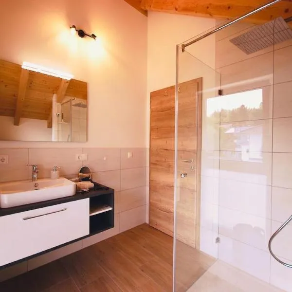 Ferienwohnungen Ebner, hotel v destinaci Bischofsmais
