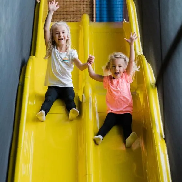 아니프에 위치한 호텔 Momentum Hotel