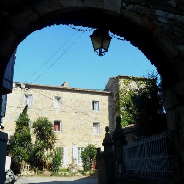 Logis de La Meschaussée, dans donjon du XIe siècle – hotel w mieście Canet d'Aude