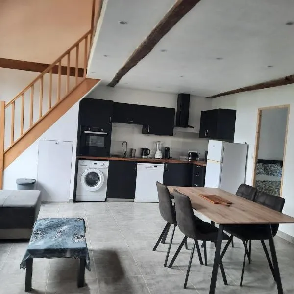 Chez Line et Pierre: Appartement spacieux, lumineux et équipé, hotel en La Bastide-de-Sérou