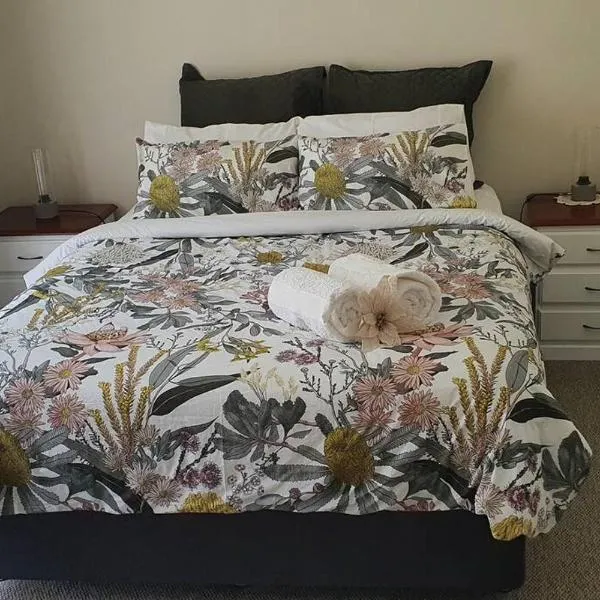 Beautiful Falcon Bay - B & B Accommodation, hotel in Wannanup