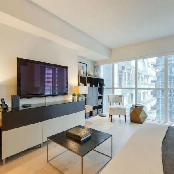 LUX 2BR 1BA Steps to CN Tower W Parking included, hotel di Toronto