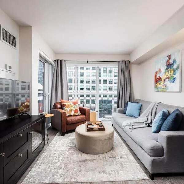 Welcoming Downtown Condo with WFH setup Balcony: Toronto'da bir otel