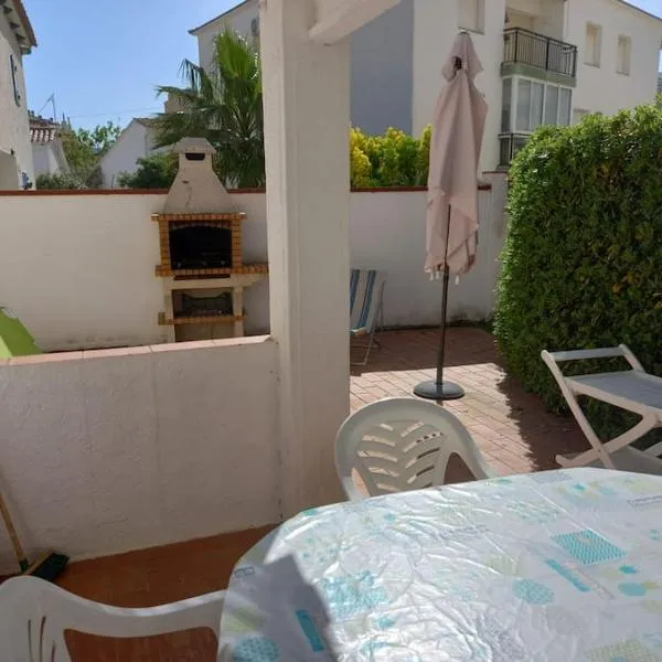 Nautilus Agradable villa a 5 minutos a pie de la playa, hotel v destinácii Roses