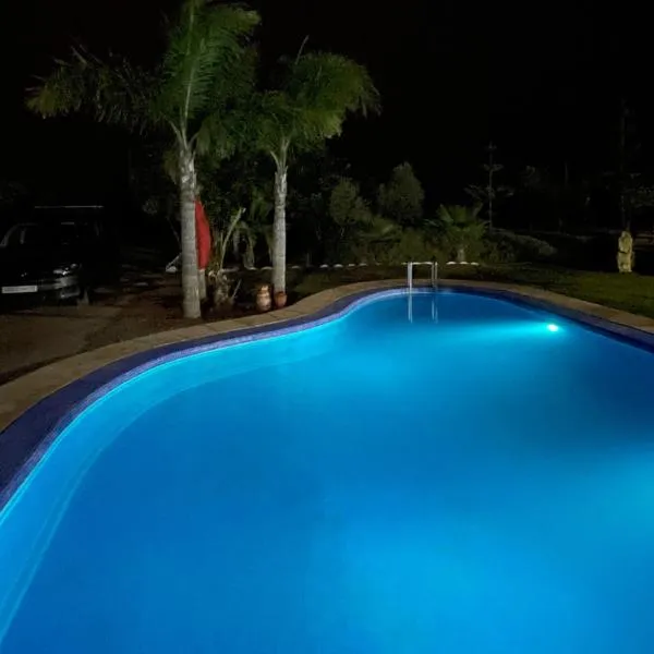 Villa avec Piscine, Terrain de Foot et Aire de Jeux pour Enfants, hotel a Dar Caïd Sidi Lhassane